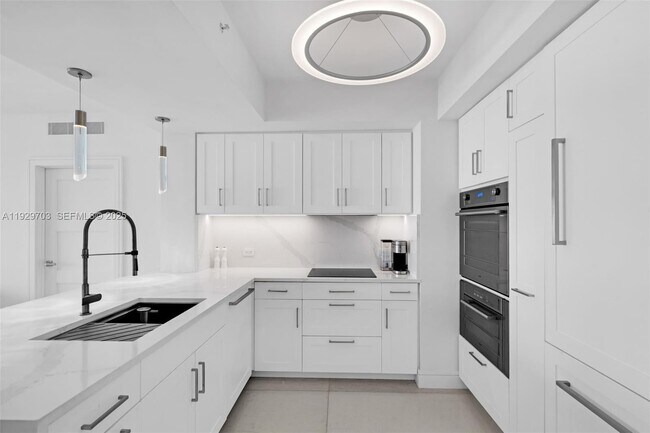 Building Photo - 2831 N Ocean Blvd