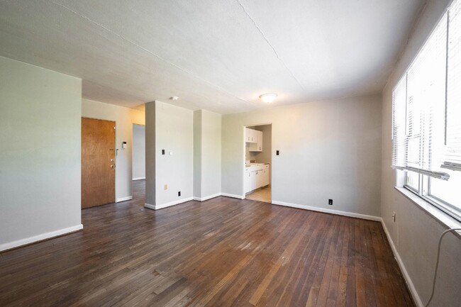 Building Photo - "Charming 1-Bedroom Retreat with Hardwood ...