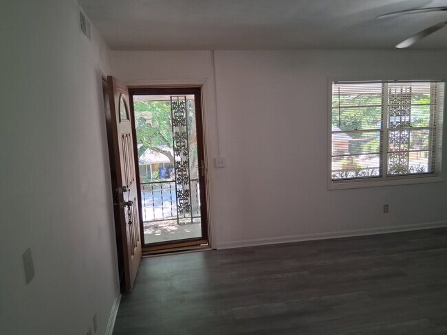 Building Photo - 4529 Lasalle Dr