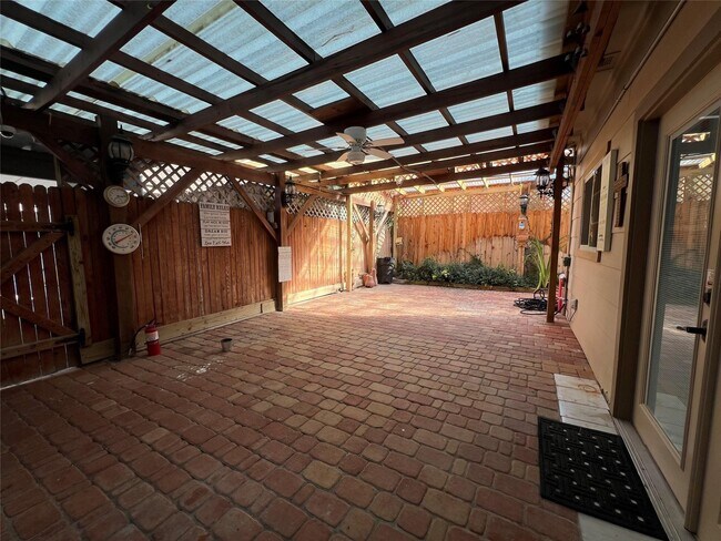 Building Photo - 840 Threadneedle St