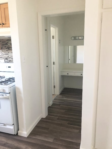 Building Photo - 4735 W Broadway