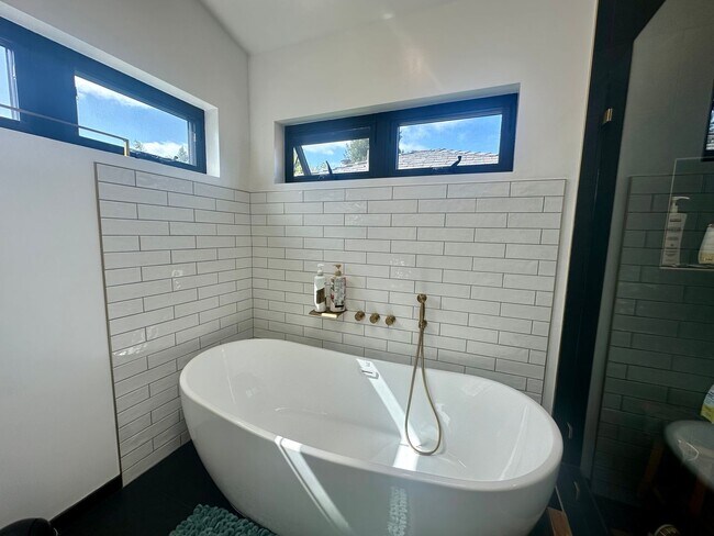 Building Photo - Palo Alto Dream Rental with Backyard Parad...