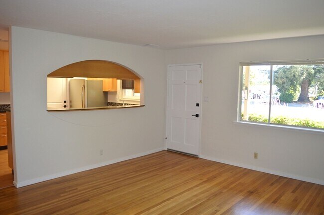 Building Photo - Beautiful Single Story Home With Great Roo...