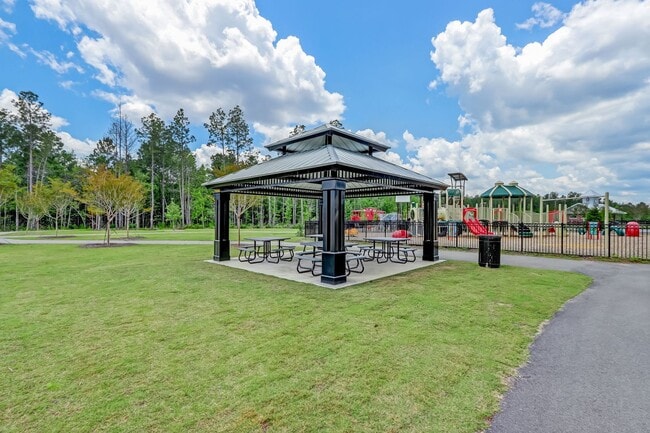 Building Photo - Nearly New 2BR/2.5BA Townhome – Great Loca...