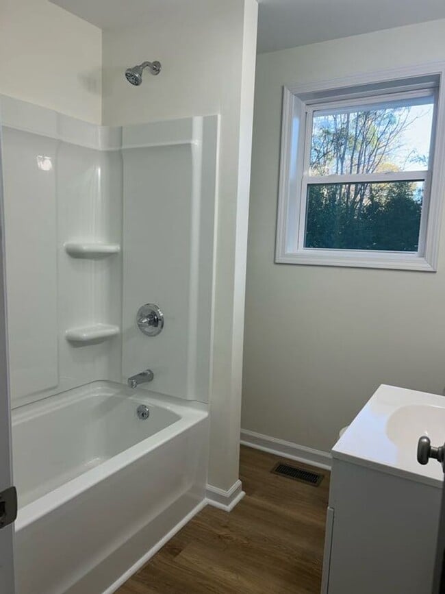 Building Photo - 1914 W Oakland-FULLY RENOVATED- 3 BEDROOM, 1 BATHROOM