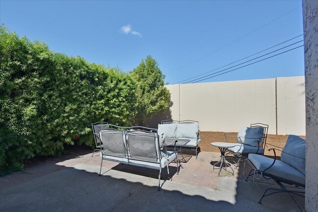 Building Photo - Great Home in Secure Complex