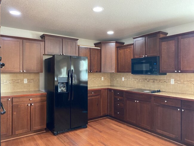 Building Photo - Start a Lease by 2/28/25 and pay $2,800 fo...