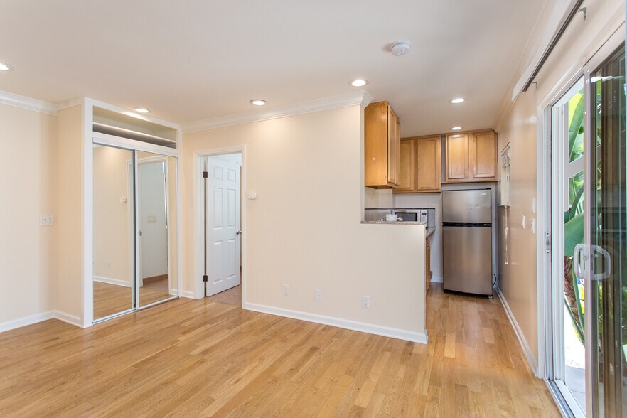 Building Photo - 2135 S Cloverdale Ave