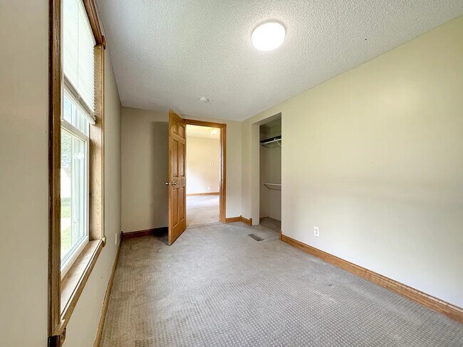 Building Photo - 465 3rd Ave