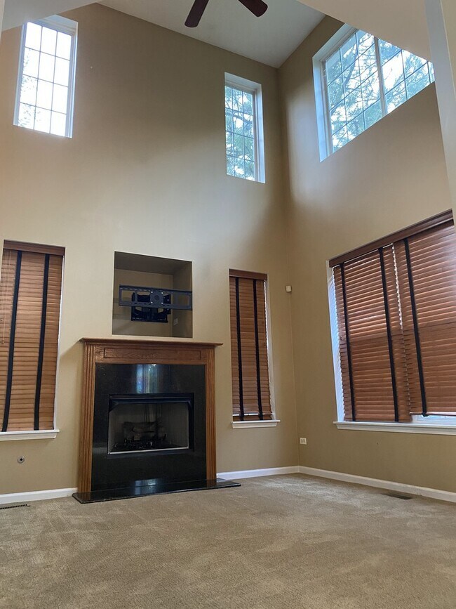 Building Photo - 2824 White Thorn Cir