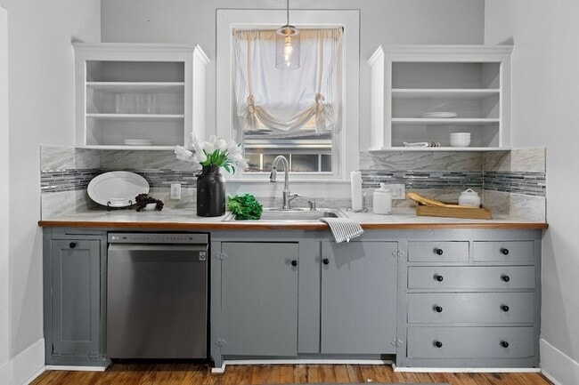 Building Photo - 915 N Center St