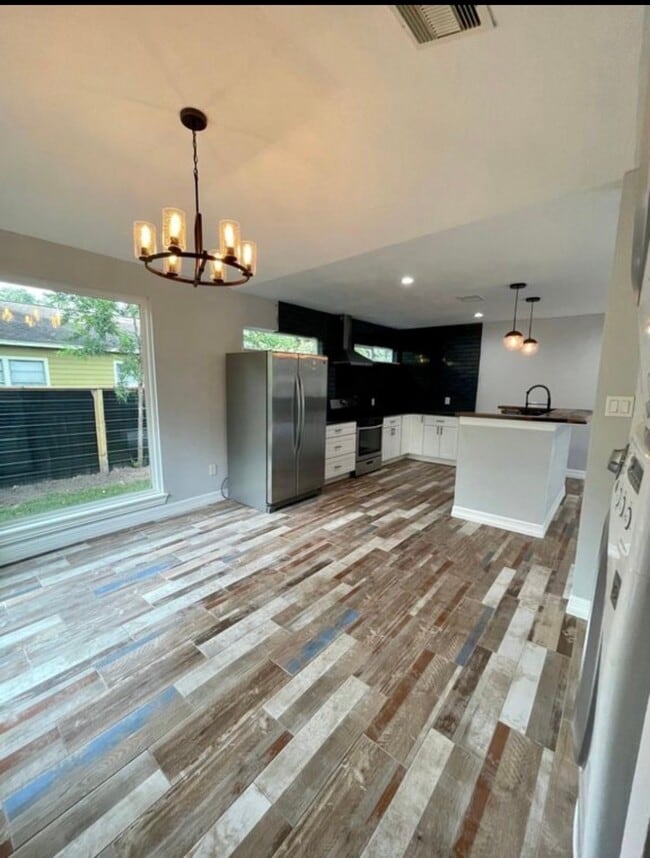 Building Photo - 425 Plymouth St