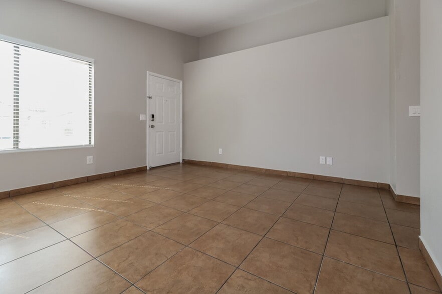 Building Photo - 8516 W Elm St