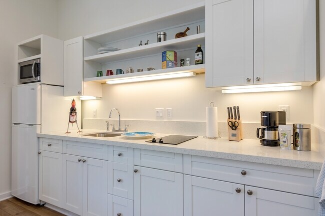 full size refrigerator with freezer, Coffee maker, Blender, Microwave, Espresso maker - 244 Awakea Rd