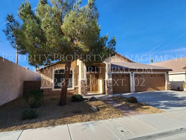 Primary Photo - ~Beautifully maintained and updated ~ 3 Be...