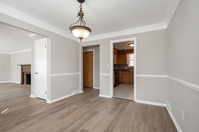 Building Photo - Spacious 3 bedroom/2 bath Cleveland Hts single family house!