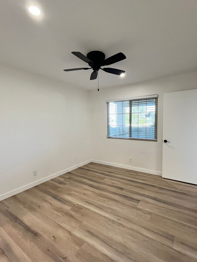 Building Photo - Remodeled Ground Level Condo in MV!