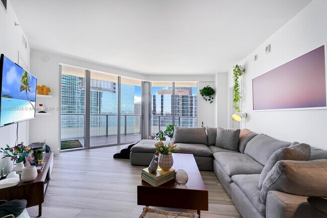 Primary Photo - 1300 Brickell Bay Dr