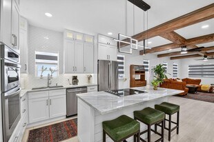 Building Photo - 1511 S Palmway