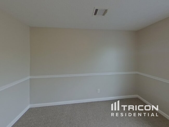 Building Photo - 406 Village Cir