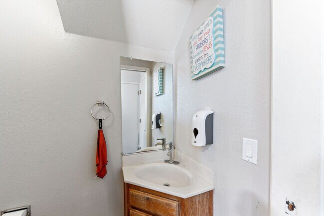 Building Photo - 907 Shadywood Cir
