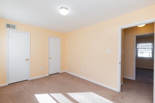 Building Photo - Spacious end-unit three-level townhome featuring 2 bedrooms and 2.5 bathrooms