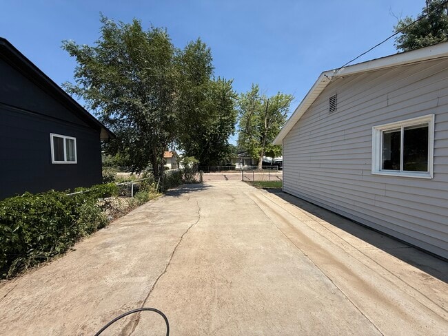 Building Photo - 1137 Pando Ave
