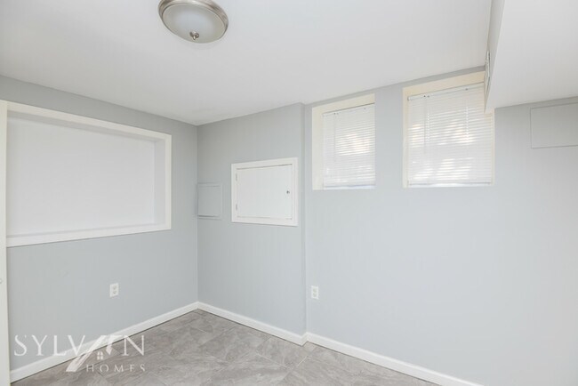 Building Photo - Prepare to fall in love with this 3 BR, 2 ...