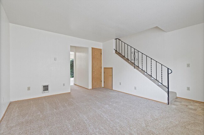 Building Photo - 2 Bedroom Townhouse