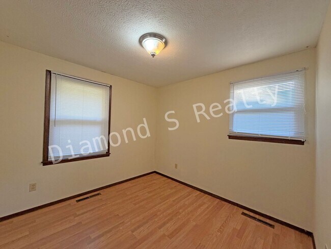 Building Photo - Charming 3 bedroom Home near Hwy 65 and Ch...