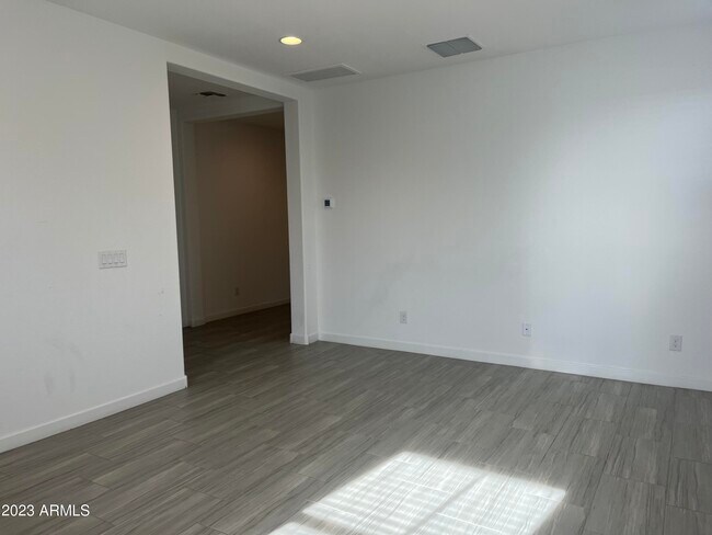 Building Photo - 566 E White Wing Dr