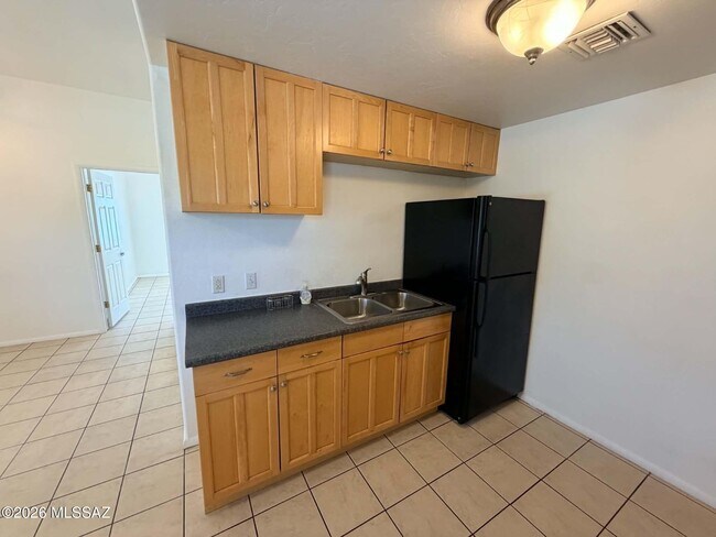 Building Photo - 934 N Campbell Ave