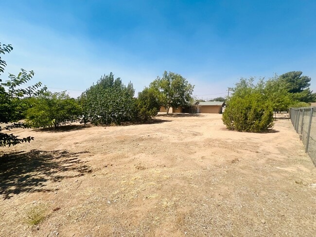 Building Photo - 3-Bedroom Hesperia Home on a Large Lot!