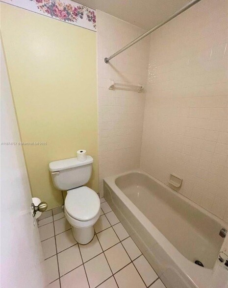 Building Photo - 739 Holly St