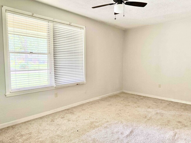 Building Photo - 9384 S Riveroaks Dr