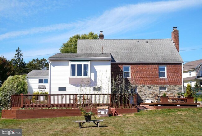 Building Photo - 17 Davis Ave