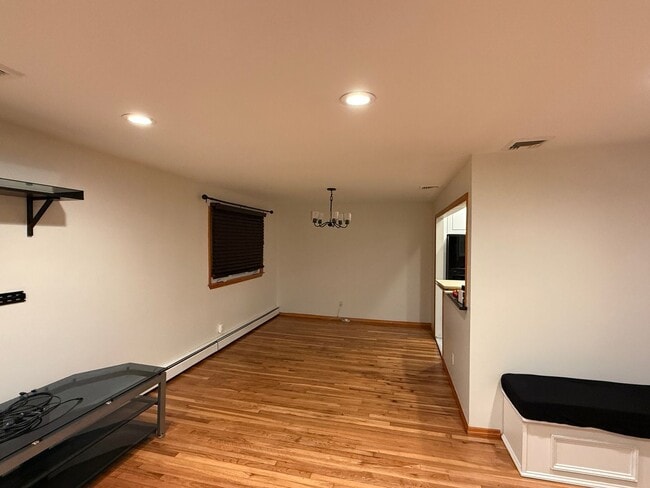 Building Photo - Charming 3BR apartment in East Meadow