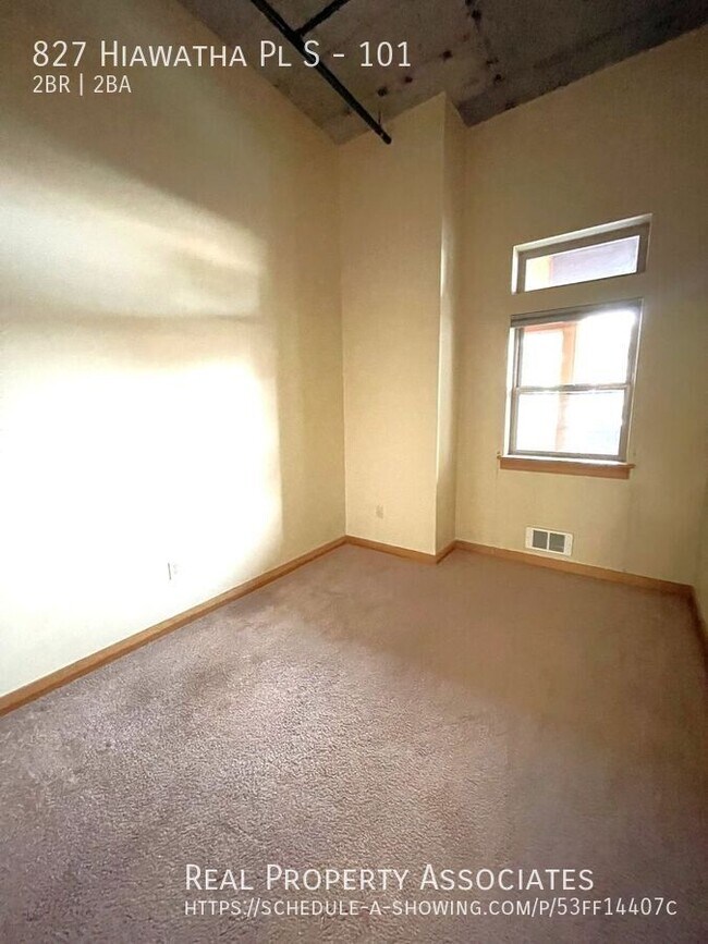 Building Photo - 827 Hiawatha Pl S