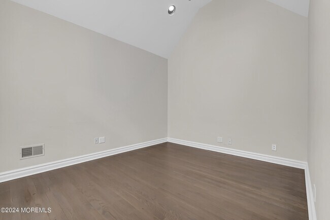 Building Photo - 215 Hollywood Ave