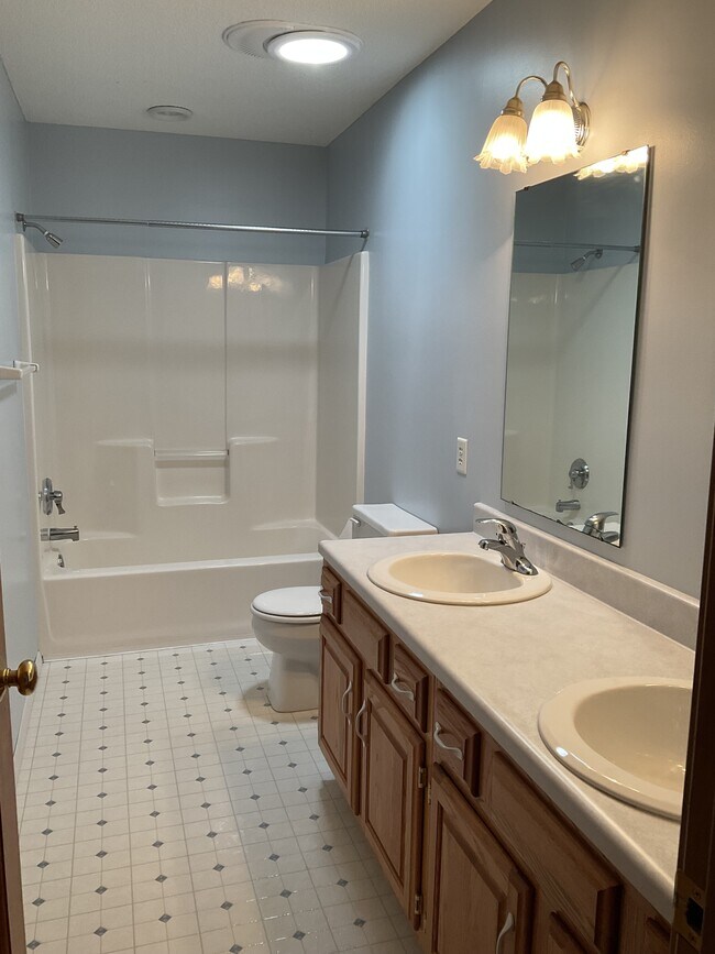 Building Photo - 9930 Valley Vista Pl