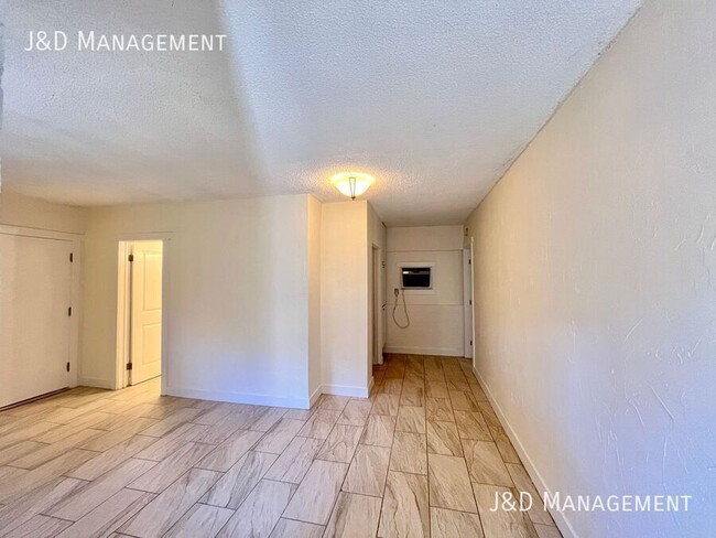 Building Photo - MARCH MOVE_IN Special!!Cozy Apartment in A...