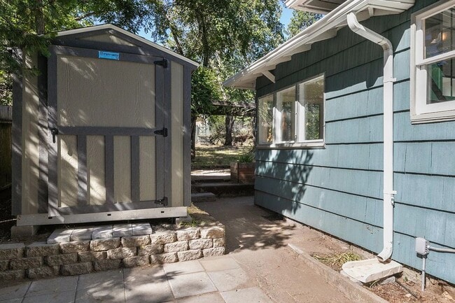 Building Photo - 3 Bedroom Craftsman style home in prime As...