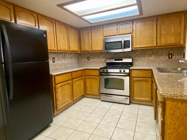 Building Photo - AVAILABLE NOW!!