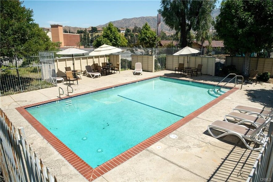 Building Photo - 10506 Sunland Blvd