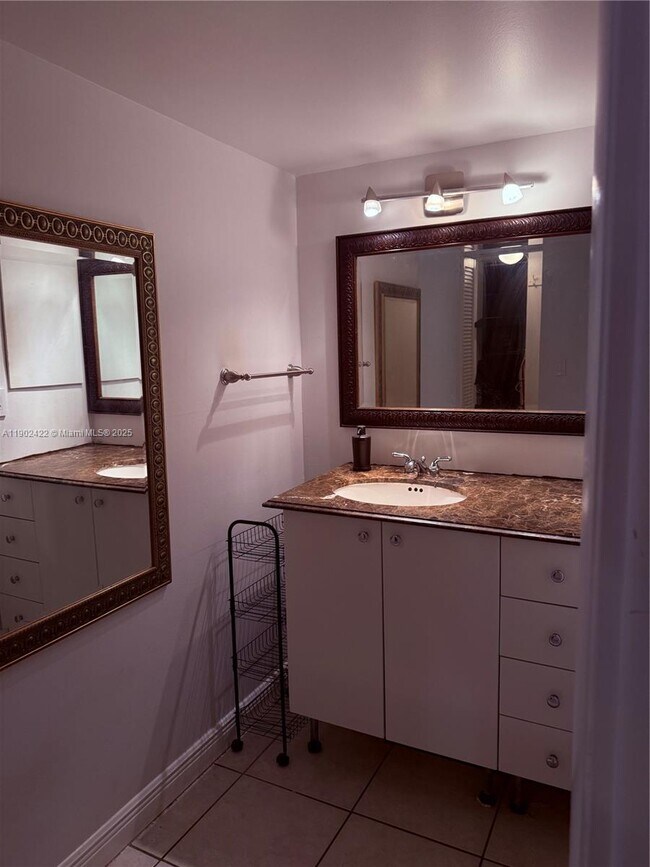 Building Photo - 3475 N Country Club Dr