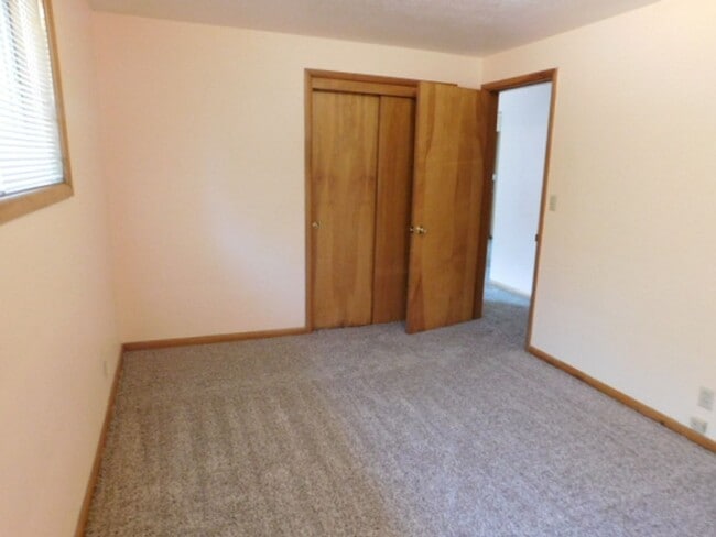Building Photo - 3Bd/2Ba Single Story House - Available To ...
