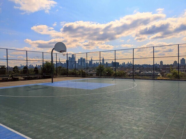 Building Photo - 96 Bowers St