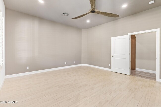 Building Photo - 326 W Loma Ln