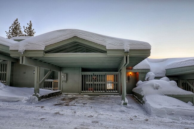 Building Photo - Gorgeous Lake View Condo