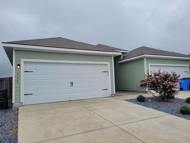 Building Photo - Luxury 3/2 Duplex in Seguin, Texas